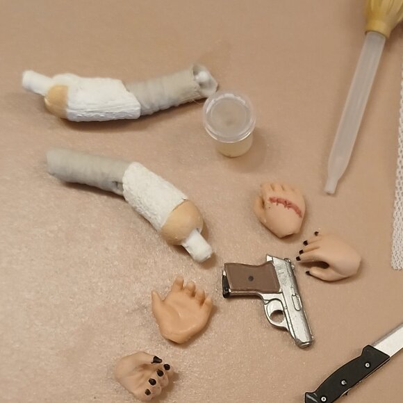 Chucky & Tiffany mini dolls with exchangeable heads & arms with accessories - Picture 4 of 9